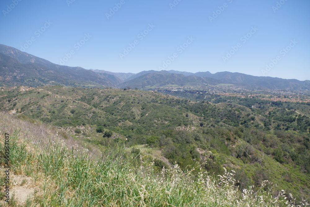 Ausblick auf Bergkette im O’Neill Regional Park bei Irvine in Kalifornien 
