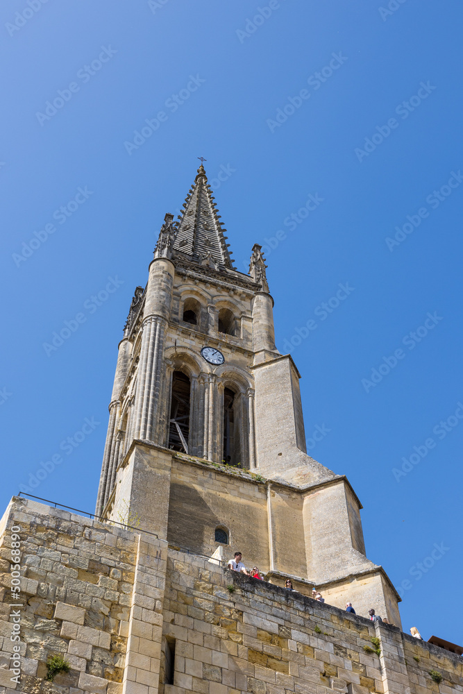 Clocher de l'Église monolithe de Saint-Émilion dominant la ville (Nouvelle-Aquitaine, France)