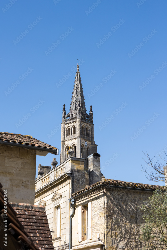Obraz premium Clocher de l'Église monolithe de Saint-Émilion dominant la ville (Nouvelle-Aquitaine, France)