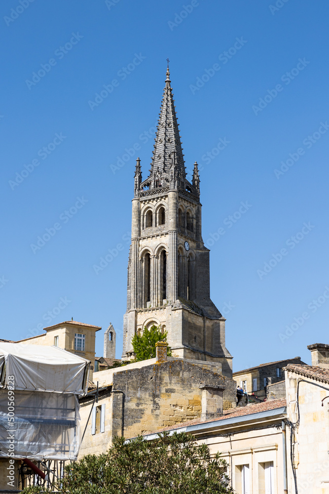 Obraz premium Clocher de l'Église monolithe de Saint-Émilion dominant la ville (Nouvelle-Aquitaine, France)