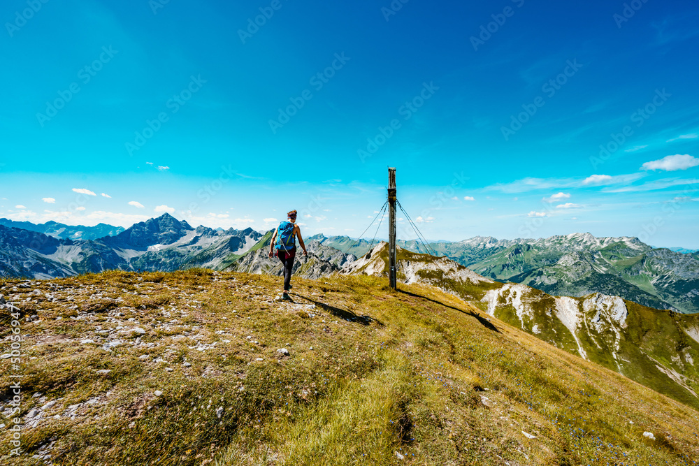 Wanderin erreicht Kastenkopf Gipfel