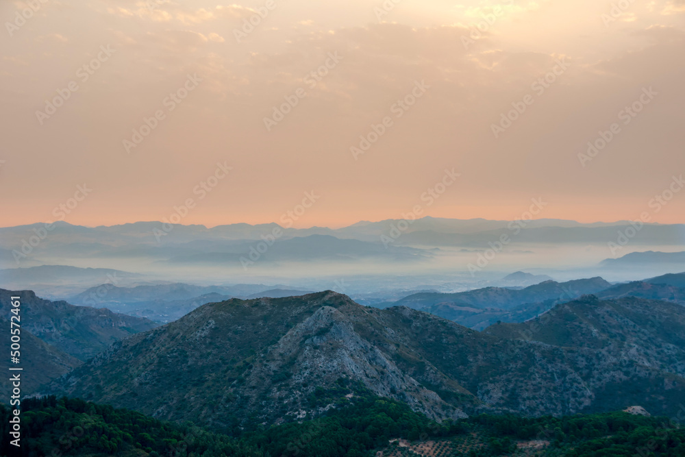 vista al atardecer de sierra blanca en el municipio de Marbella, España vista al atardecer de sierra blanca en el municipio de Marbella, España