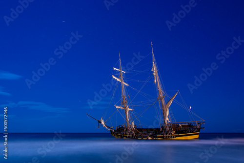 Fototapet Hermosa noche junto a un velero bergantín de época