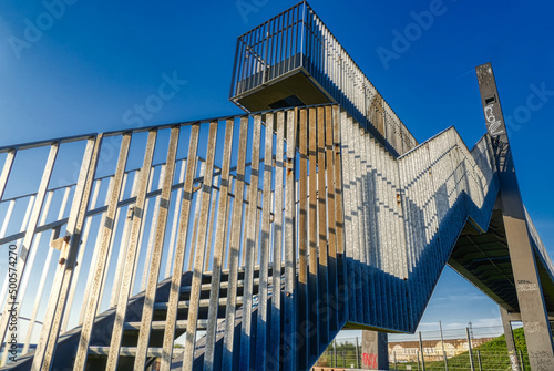 Treppe zu einem Aussichtpunkt im Rheinpark in Duisburg Hochfeld © hespasoft
