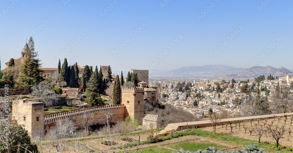 panorama sur la ville de Grenade en Andalousie et sur le palais de l'Alhambra