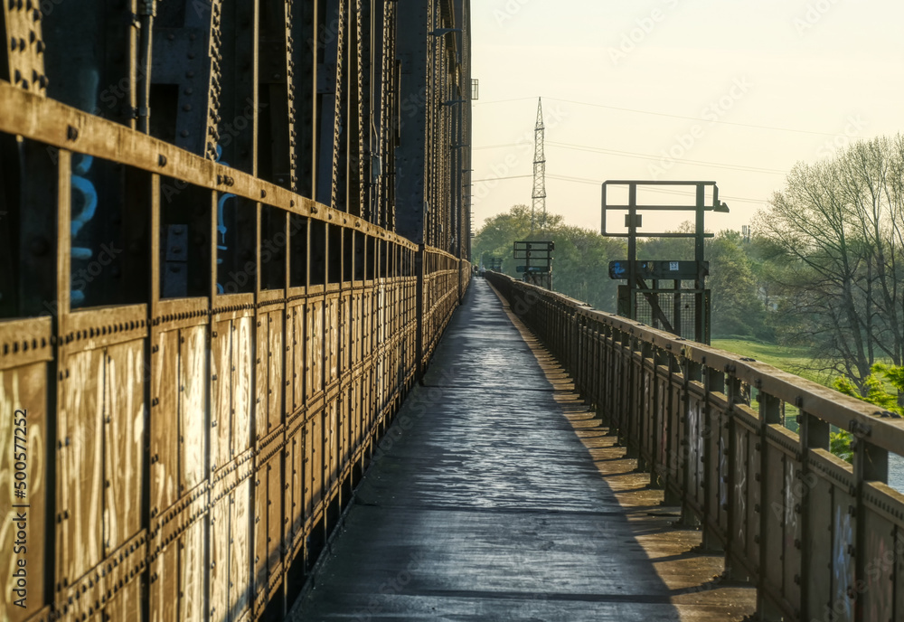 Obraz premium Auf der historischen Eisenbahnbrücke über den Rhein in Duisburg Hochfeld