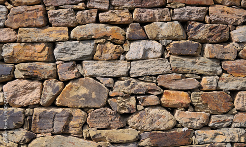 Textura de uma parede em pedras naturais de xistos irregulares photo
