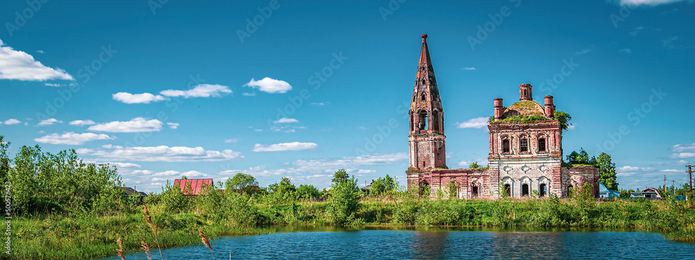 Obraz premium landscape of a destroyed Orthodox church