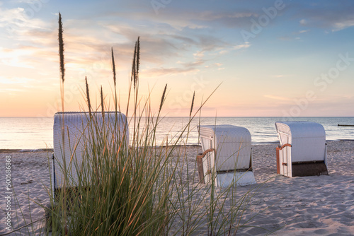 Fototapeta Naklejka Na Ścianę i Meble -  Strandkörbe im Sonnenununtergang an der Ostsee