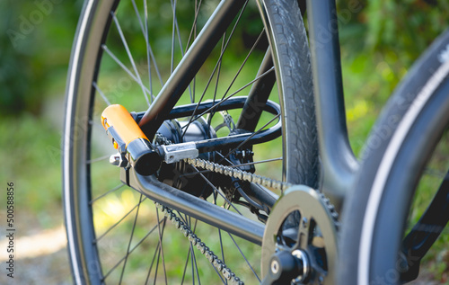 Un cadenas ou un antivol attaché à un vélo.