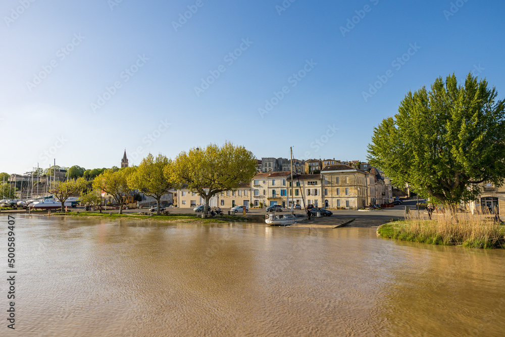 Vue sur le centre de Bourg depuis une jetée sur la Dordogne (Nouvelle-Aquitaine, France)