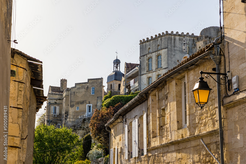 Vue sur la maison mauresque depuis les rues de Bourg (Nouvelle-Aquitaine, France)