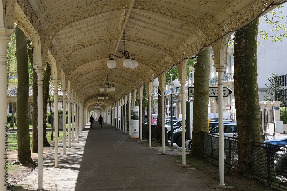 La galerie du parc des sources, qui protège les promeneurs de la pluie et du soleil, ville de Vichy, département de l'Allier, France
