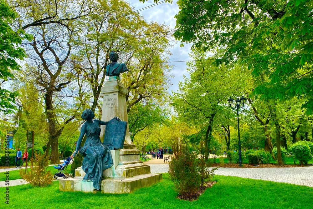 Obraz na płótnie a statue in the park Gradina Icoanei in Bucharest w salonie