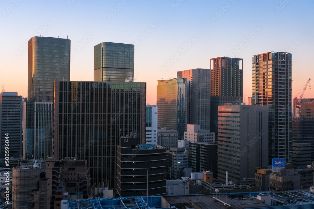 Fototapeta premium 大阪市北区 梅田から見る朝焼けの高層ビル群