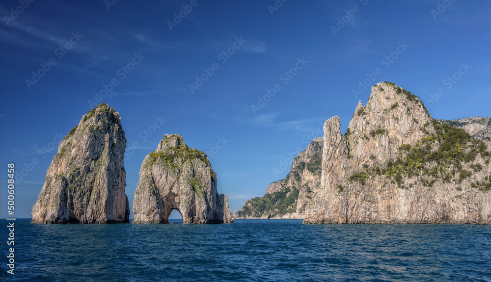 Fototapeta premium Faraglioni, formacje skalne w drodze na Capri