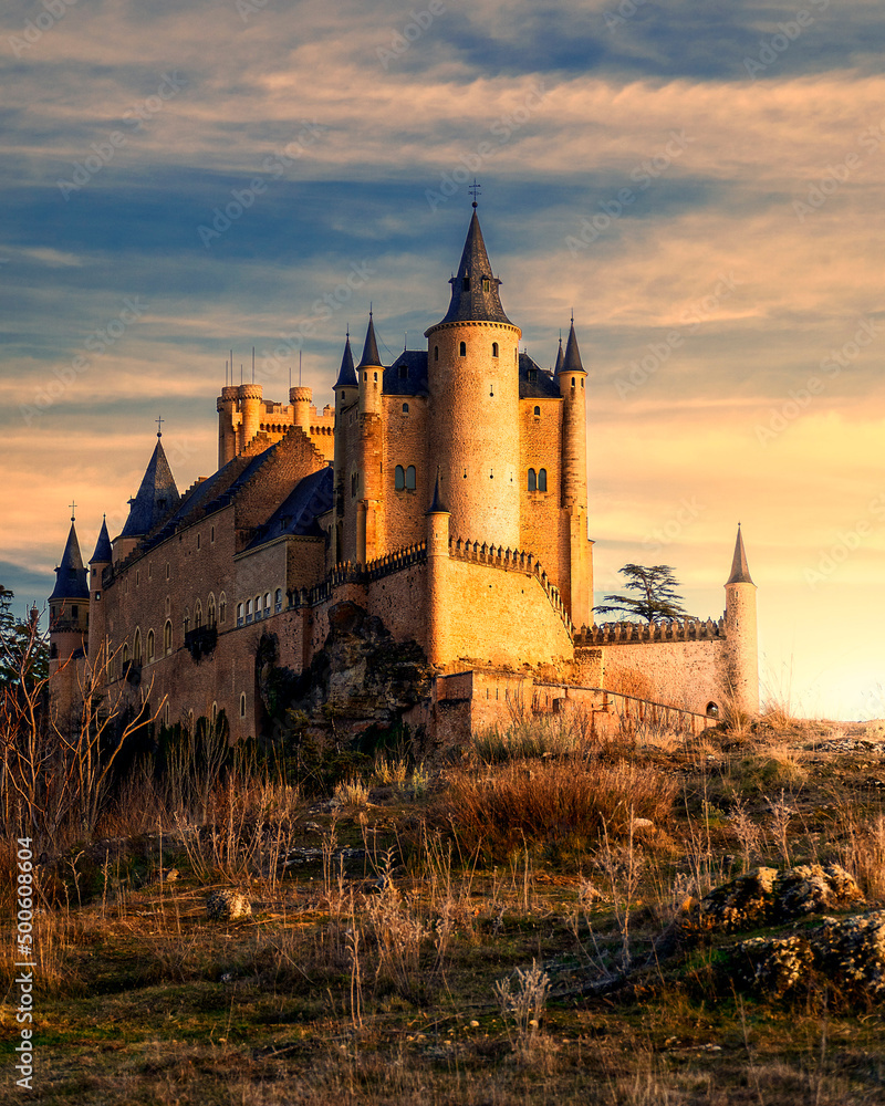 Castillo mágico al atardecer, Alcázar de Segovia,  Castillo en lo alto de la colina, lugares místicos en España 