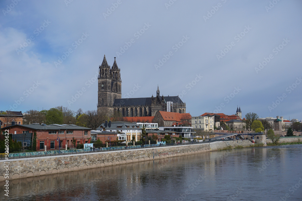 Blick über die Elbe auf den Dom in Magdeburg