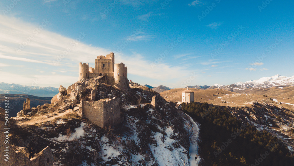 Castello di Rocca Calascio, Abruzzo, escursione con paesaggio innevato, Italia
