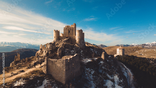 Cuadro en lienzo Castello di Rocca Calascio, Abruzzo, escursione con paesaggio innevato, Italia