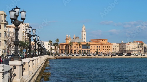 Fotografiet Vue panoramique sur la ville de Bari depuis le Lungomare, avec le campanile de l