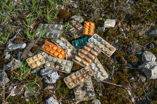 Foto Different medicines: tablets discarded in nature
