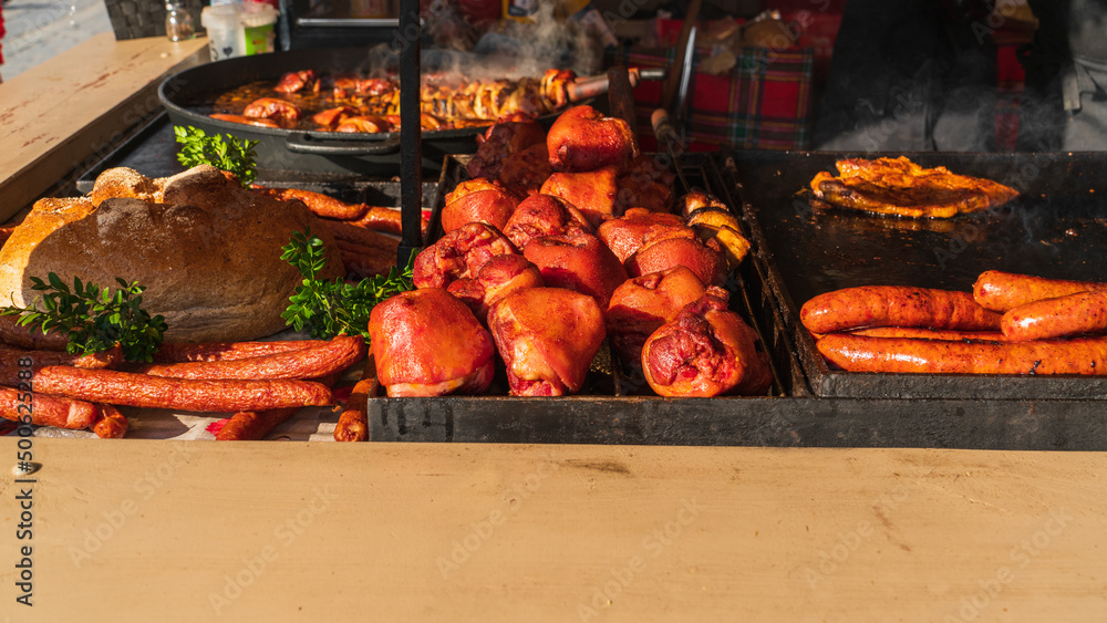 Foto de Traditional meat dishes of Polish cuisine are lit by sunlight