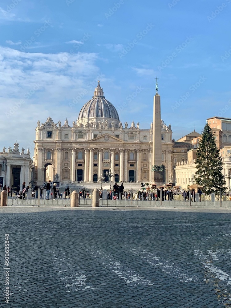 Aesthetic photos of Vatican City decorated for Christmas (Urbi e Torbi)