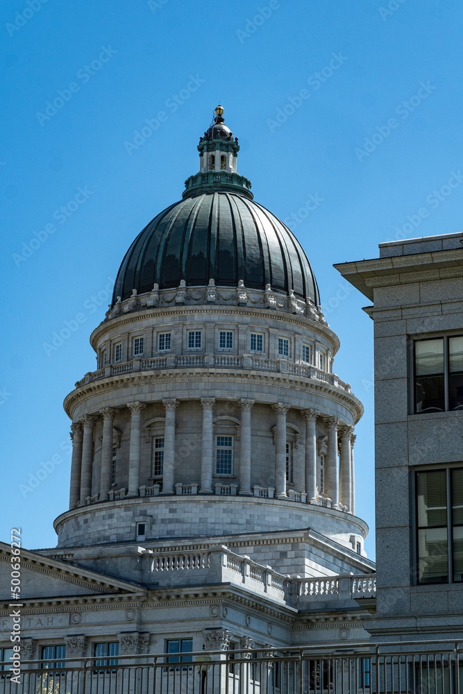 Obraz premium Utah State Capitol Building on a Sunny Spring Day