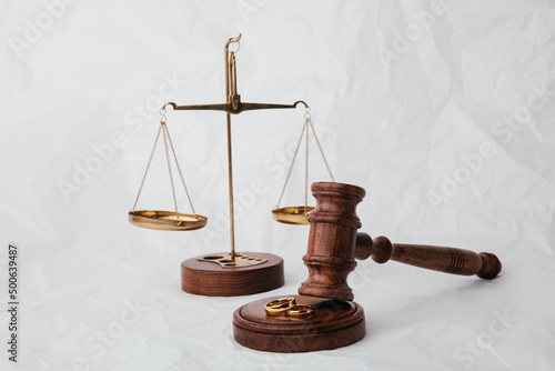 Canvas Print Wooden judge gavel with rings on light background