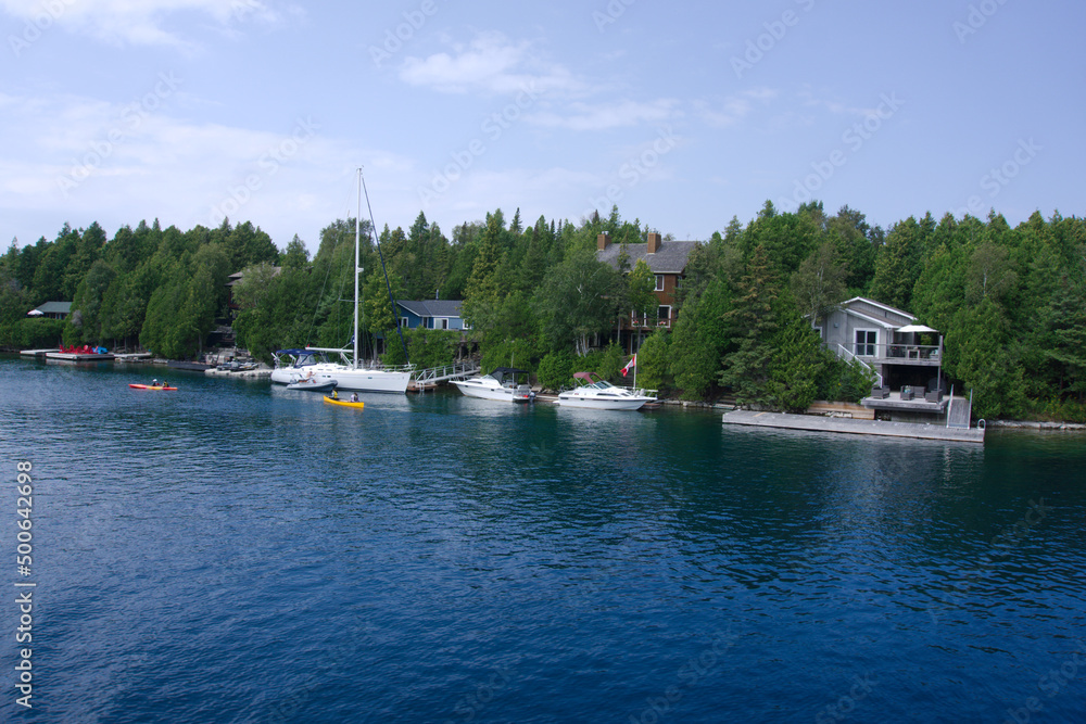 Naklejka premium red boat in the harbor