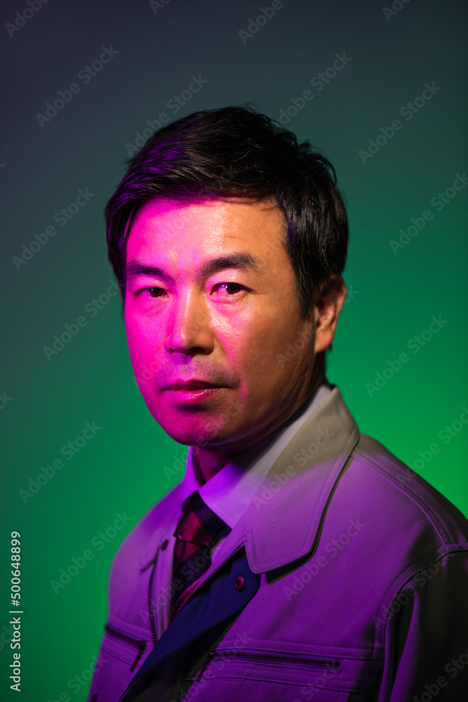 作業服を着た50代ビジネスマン