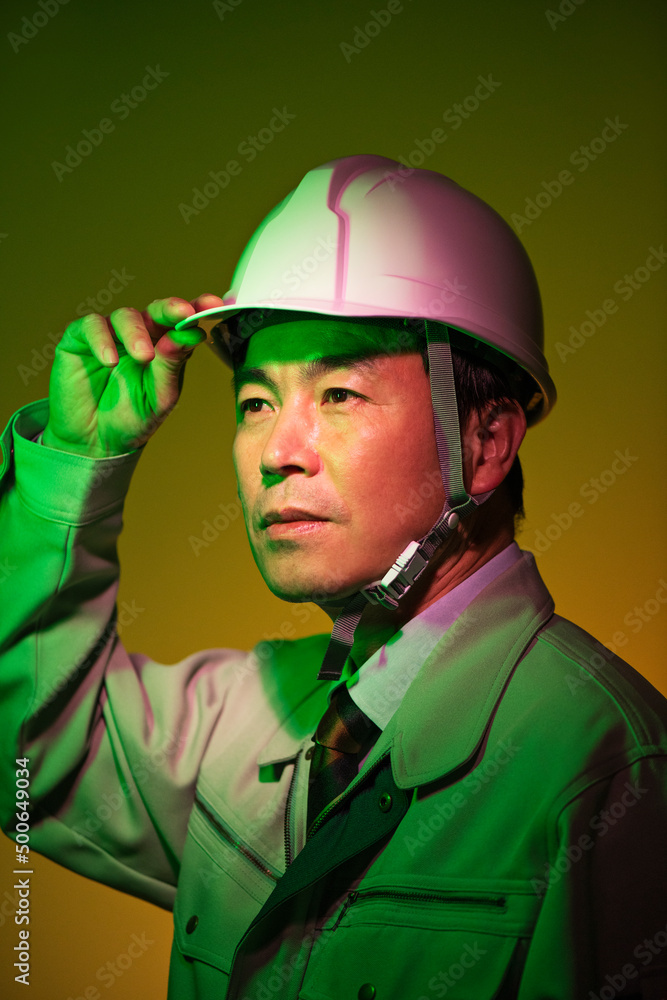 Fototapeta premium 作業服を着た50代ビジネスマン