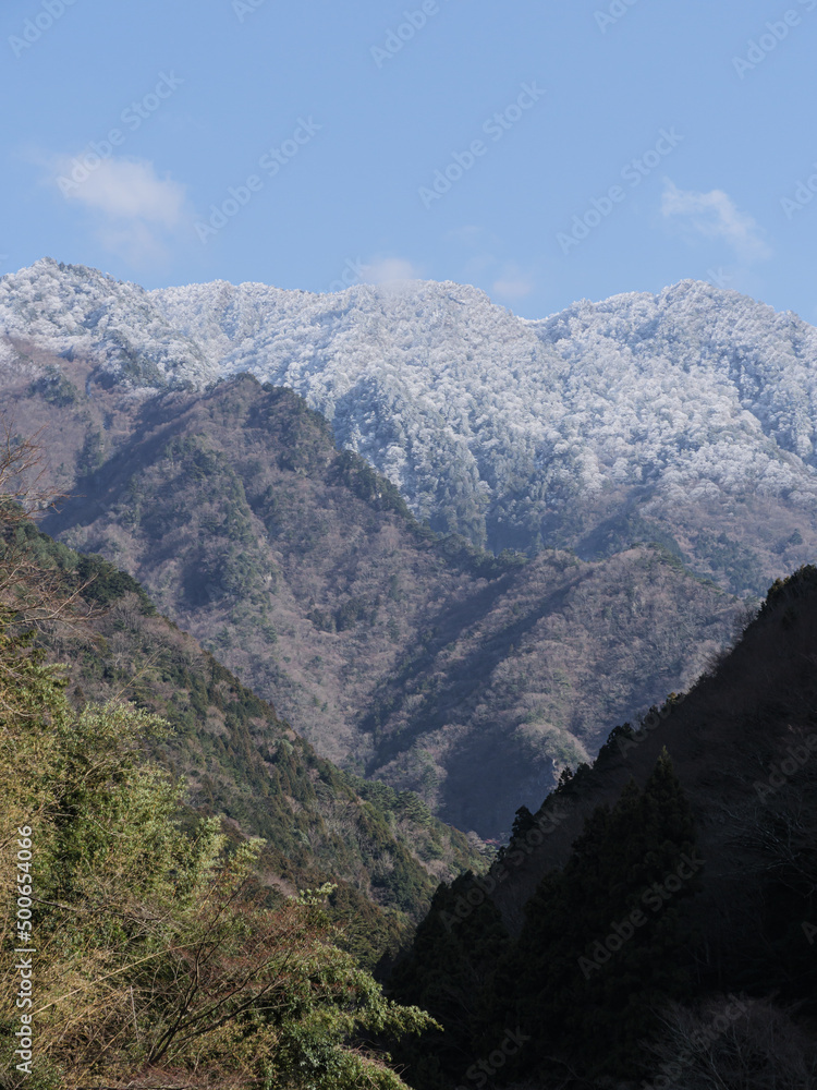 山頂にうっすらと雪が積もる四国山脈
