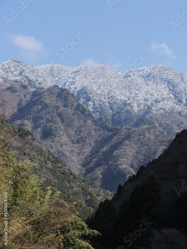 山頂にうっすらと雪が積もる四国山脈 