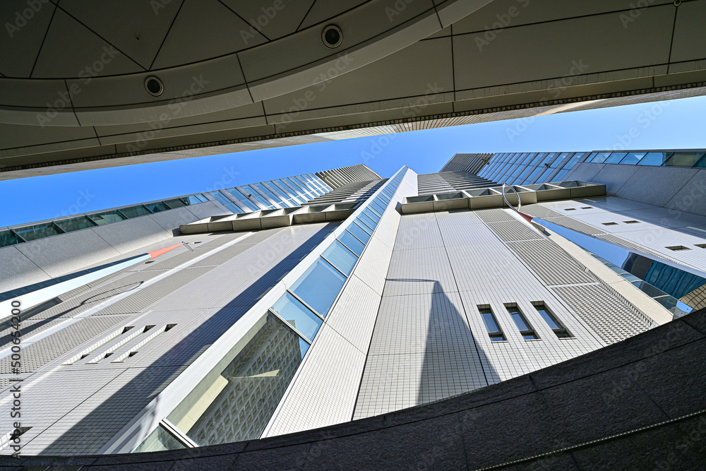 Fototapeta premium 高層ビルを隙間から見上げた風景 【高層ビル風景】