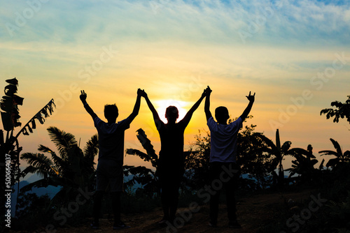 Tres personas a contraluz selva peruana