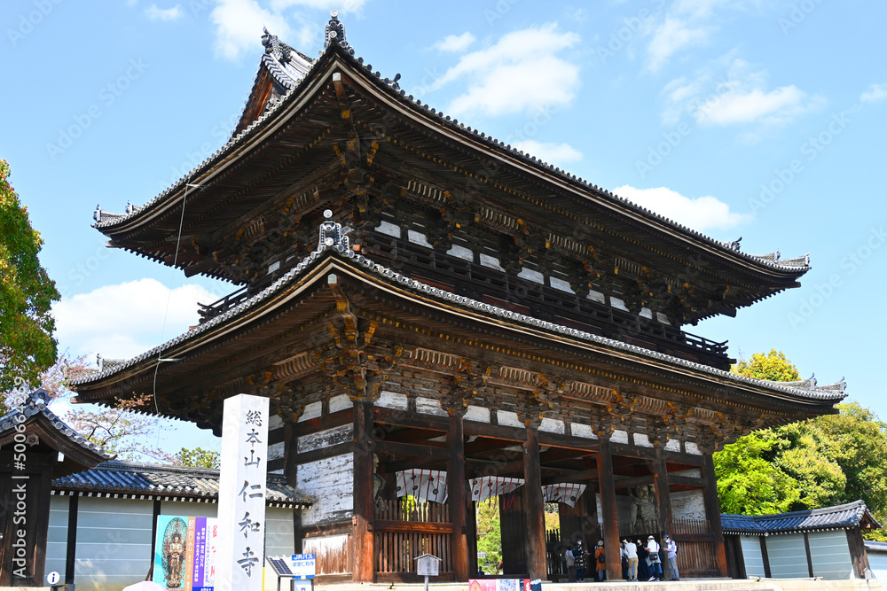 京都市の世界遺産仁和寺の二王門