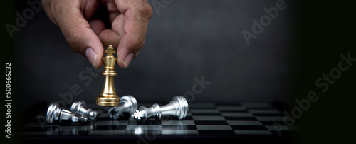 Foto Hand choose king chess fight on chessboard concept of team player or business team and leadership strategy and human resources organization management or goal to win or strong winner