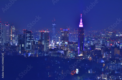 渋谷スクランブルスクエア渋谷スカイの夜景と紫の電飾のドコモタワー © onosan