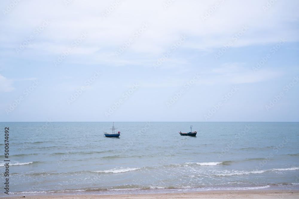 Obraz premium fisherman boat on the beach, pattaya sea.