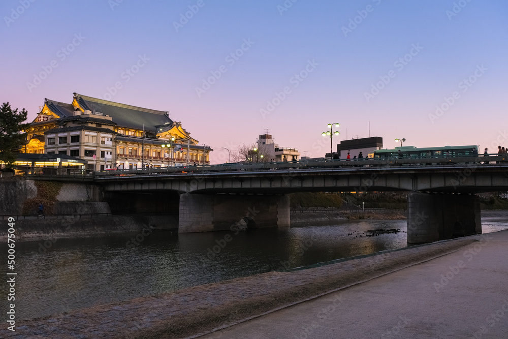 京都市 夕暮れの鴨川と四条大橋
