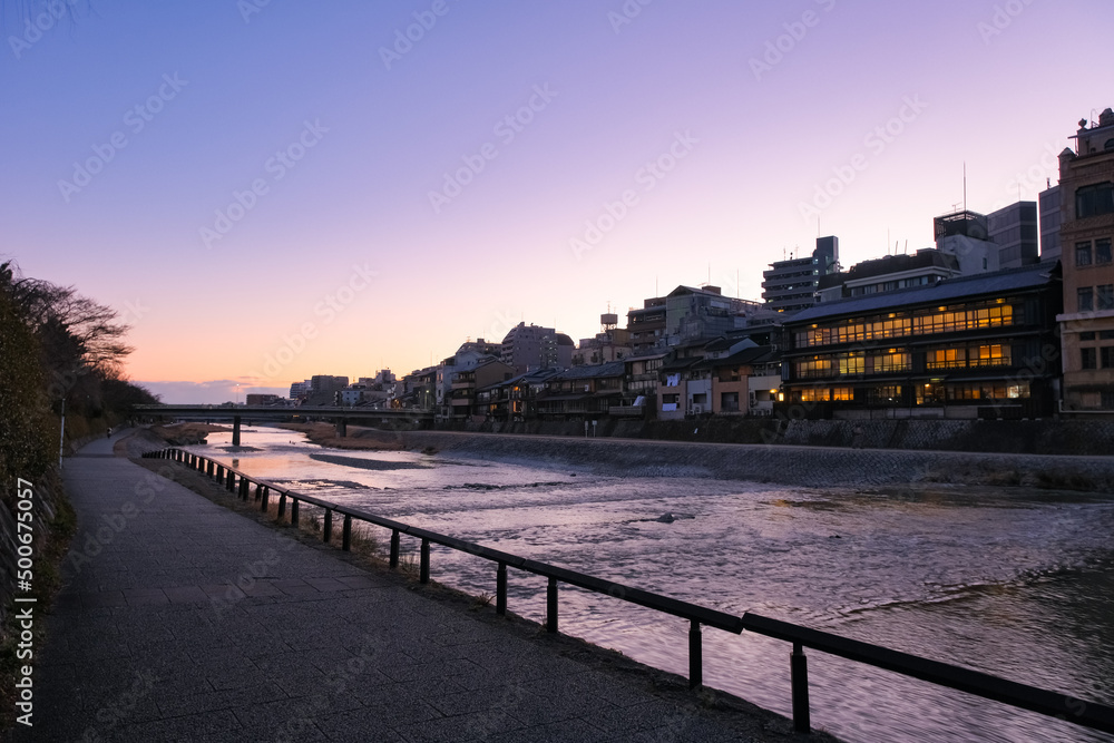 京都市 夕暮れの鴨川と四条の街並み