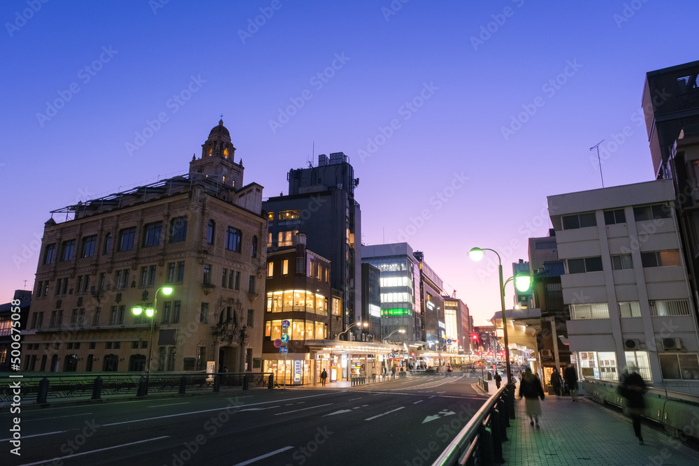 京都市 夕暮れの四条大橋と四条河原町の街並み