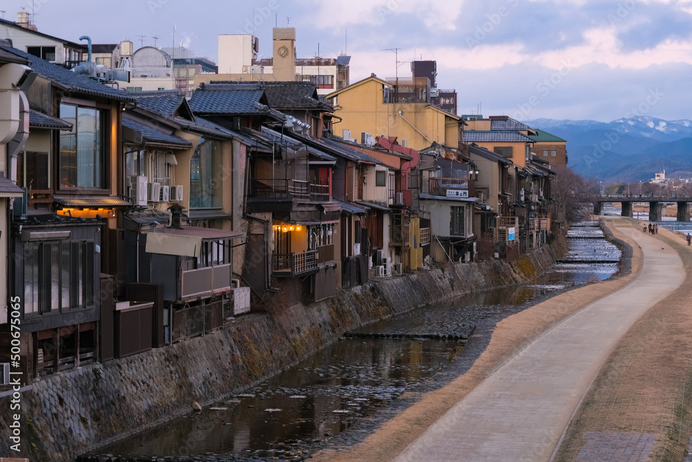 京都市 夕暮れの鴨川と四条の街並み