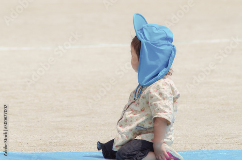 外で夢中になって遊ぶ子供