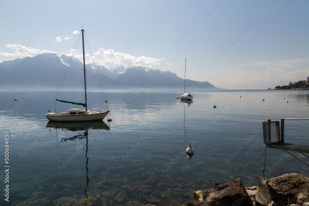 Bateau amarré au bord du lac Léman à Montreux