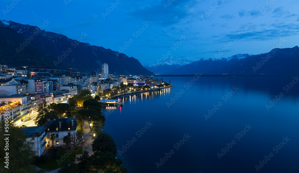 Soir sur Montreux et le lac Léman