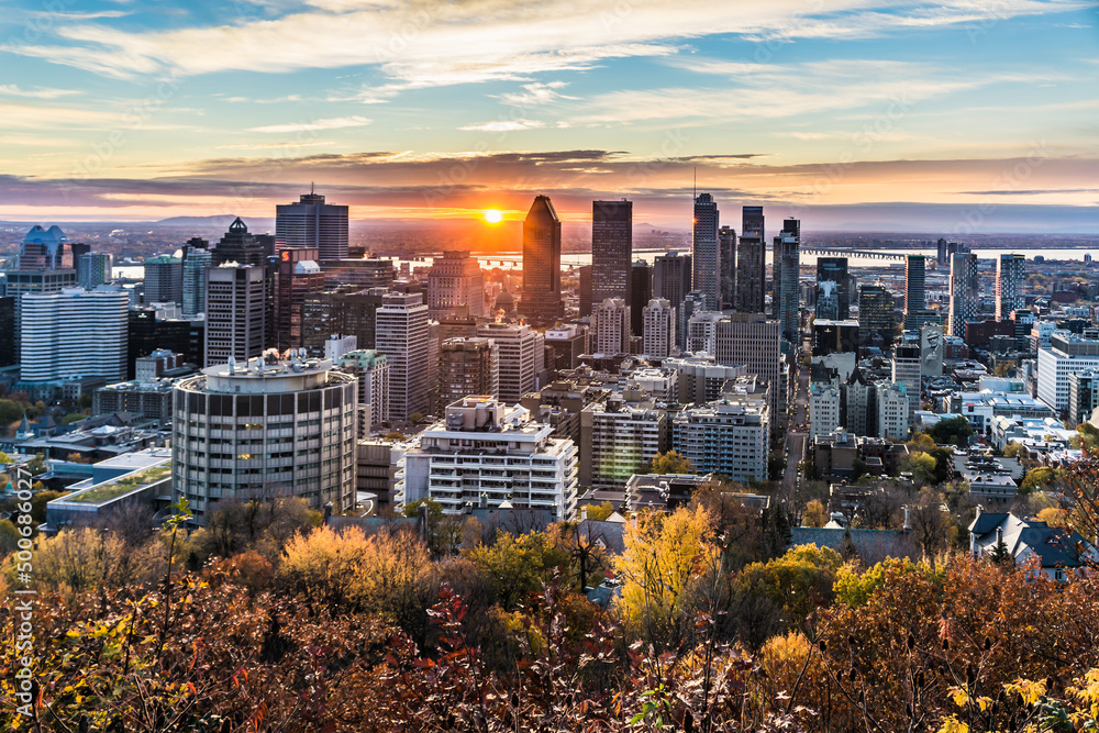 Sunrise over the skyline of Montreal, watched from the Kondiaronk Belvedere in Mont Royal Park. - obrazy, fototapety, plakaty 