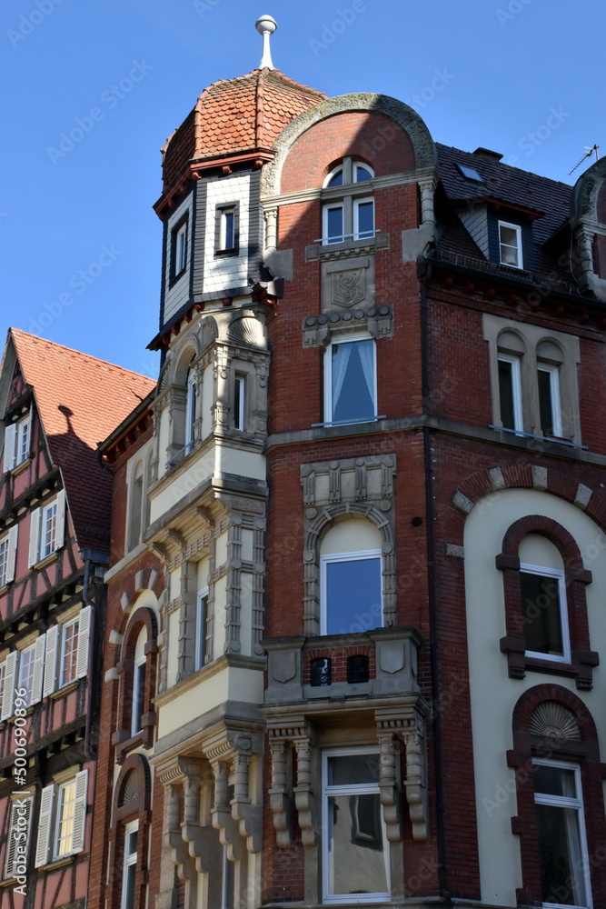 Altbau mit Türmchen im Zentrum von Tübingen